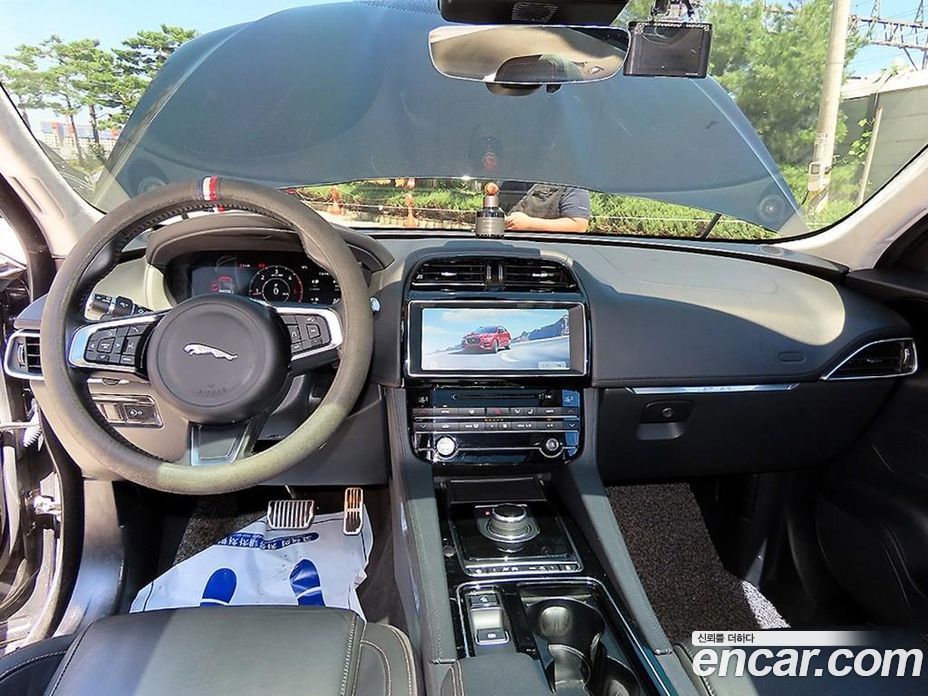 Jaguar F-PACE фото 7