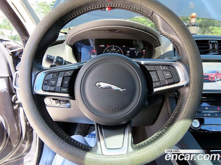 Jaguar F-PACE фото 8