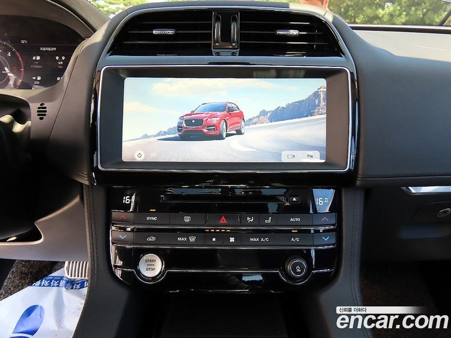 Jaguar F-PACE фото 12