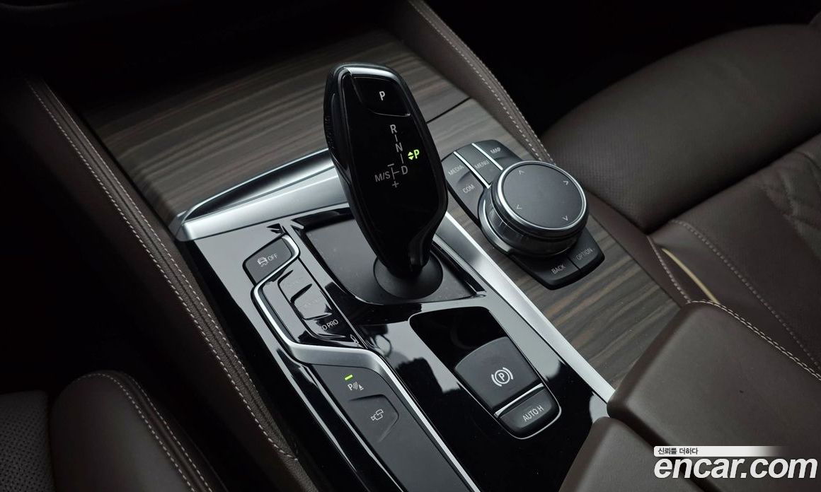 BMW 5-Series (G30) фото 9
