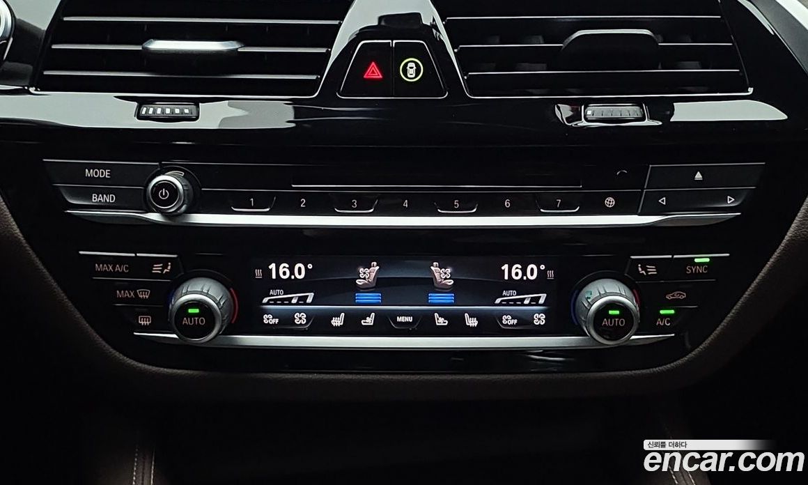 BMW 5-Series (G30) фото 14
