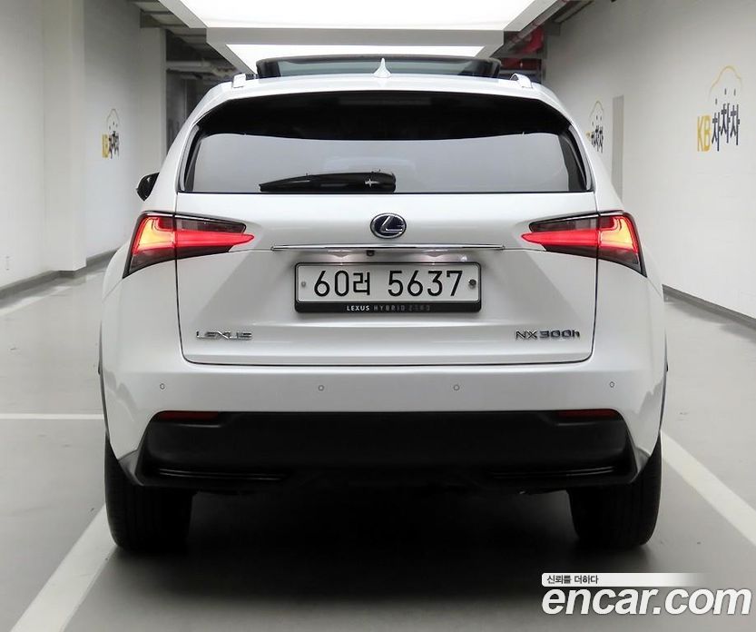 Lexus NX300h фото 3