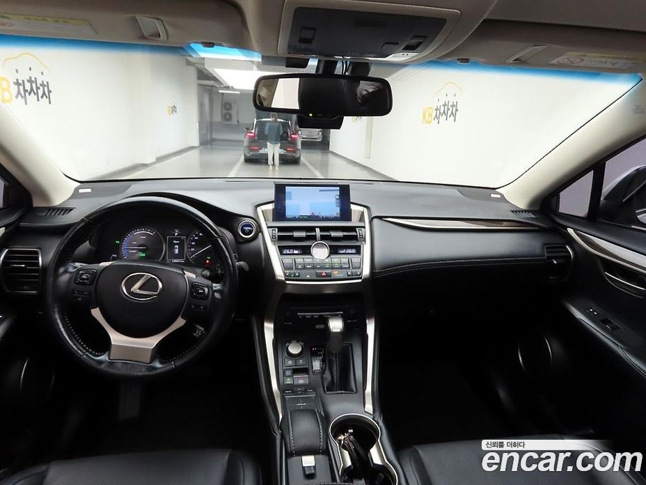 Lexus NX300h фото 6