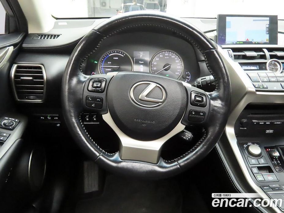 Lexus NX300h фото 7