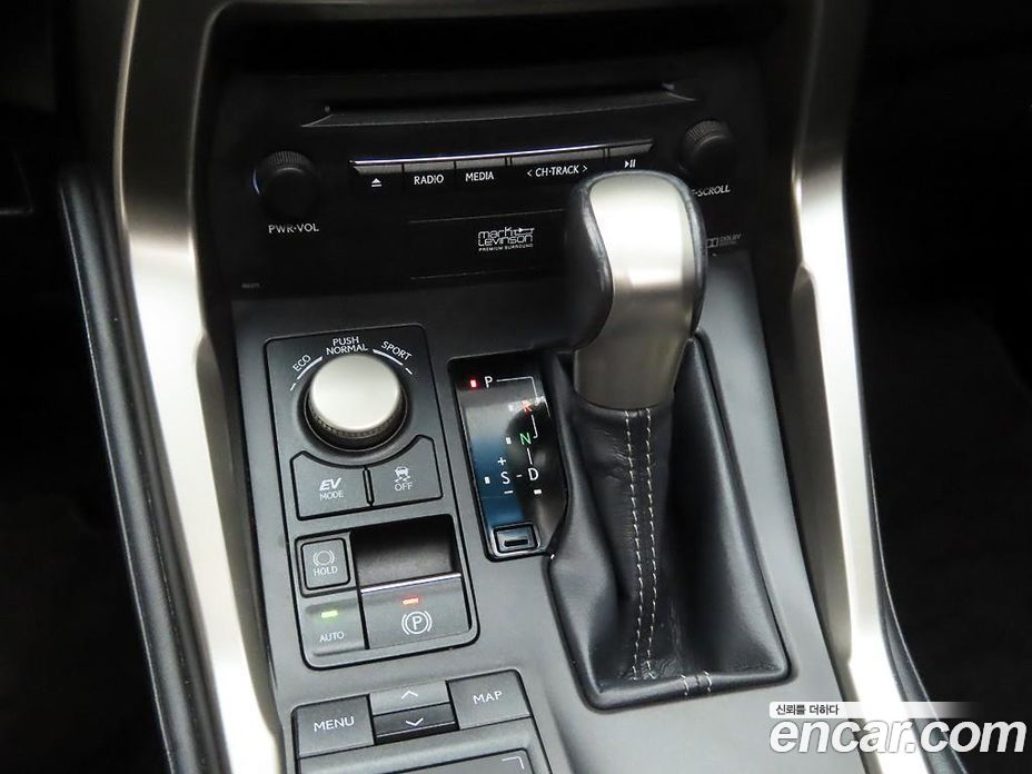 Lexus NX300h фото 10