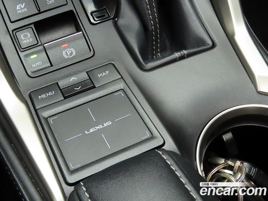 Lexus NX300h фото 11