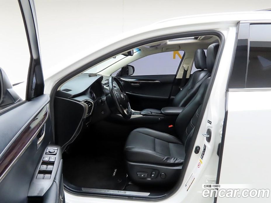 Lexus NX300h фото 13
