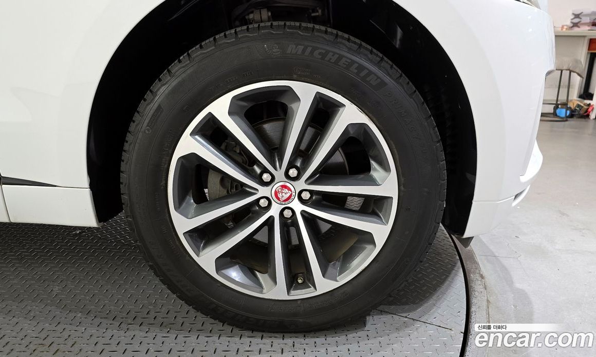 Jaguar F-PACE фото 5