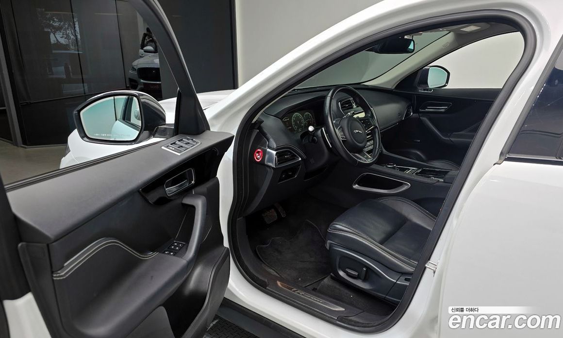 Jaguar F-PACE фото 11