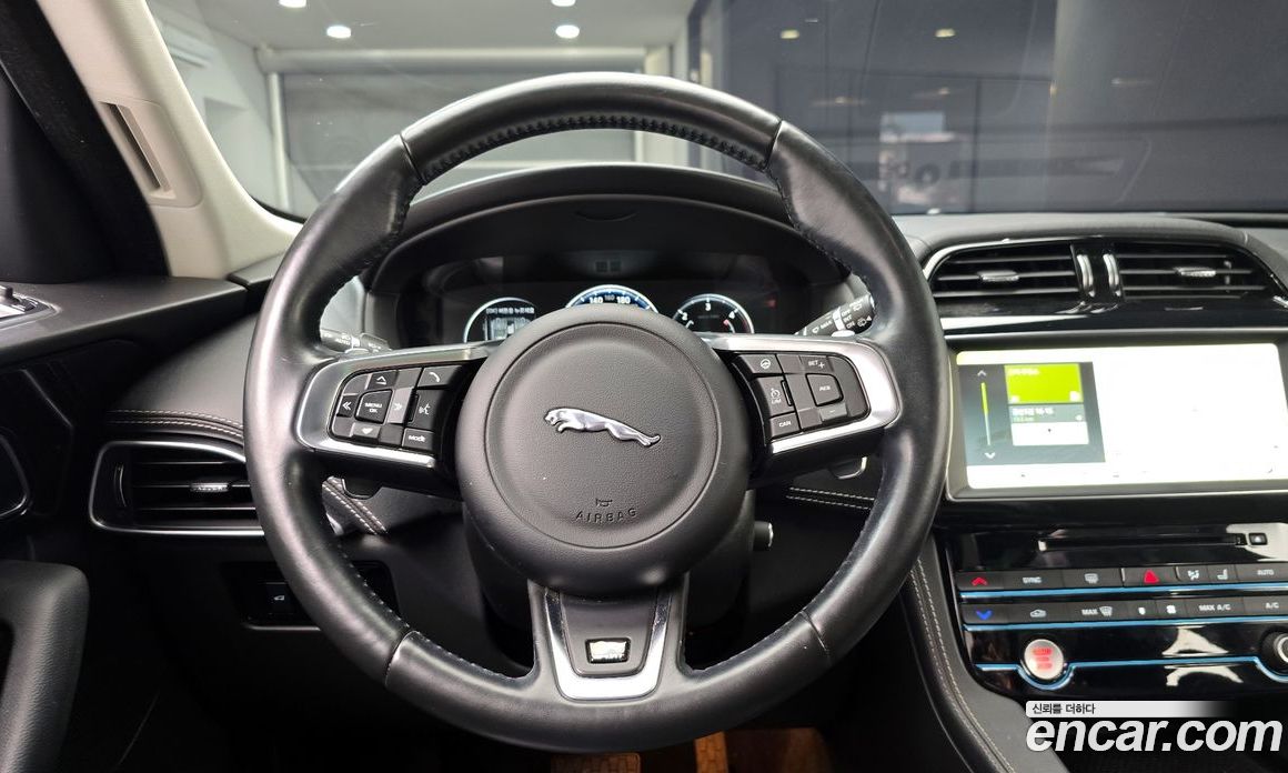Jaguar F-PACE фото 14