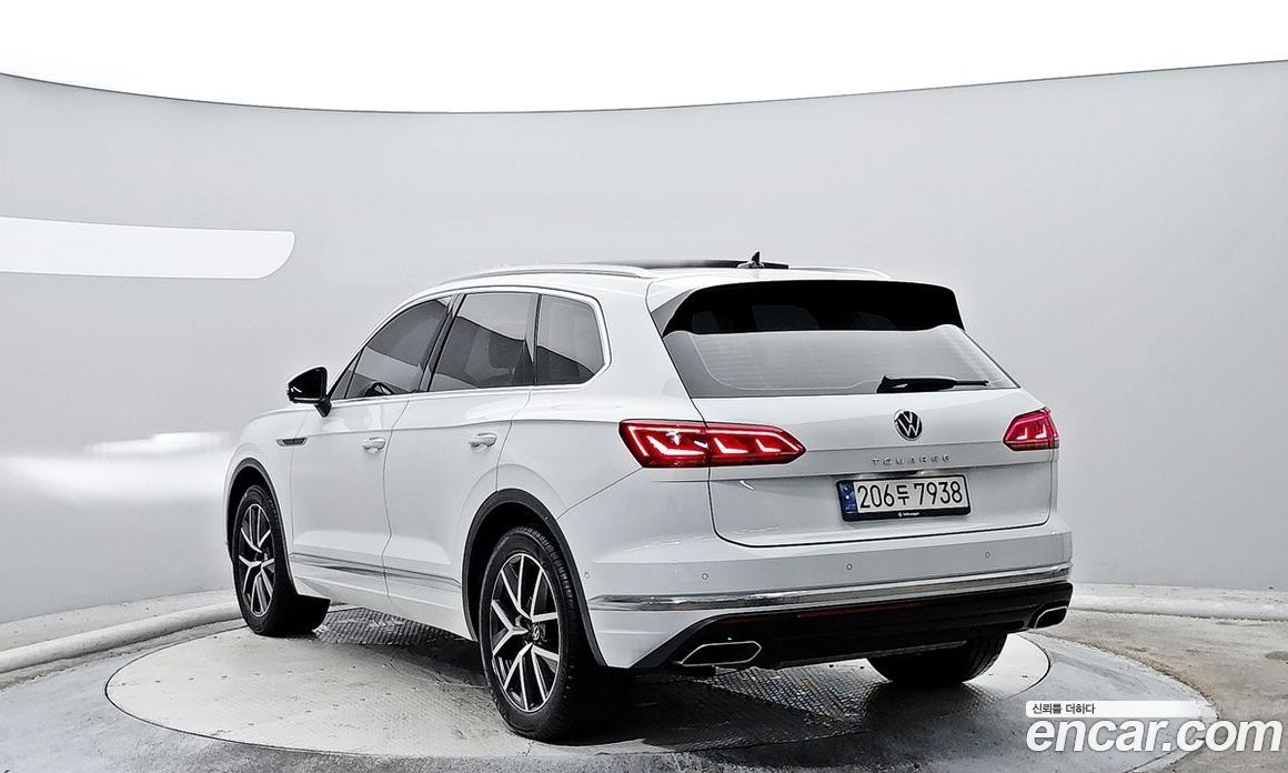 Volkswagen Touareg 3rd Gen фото 2