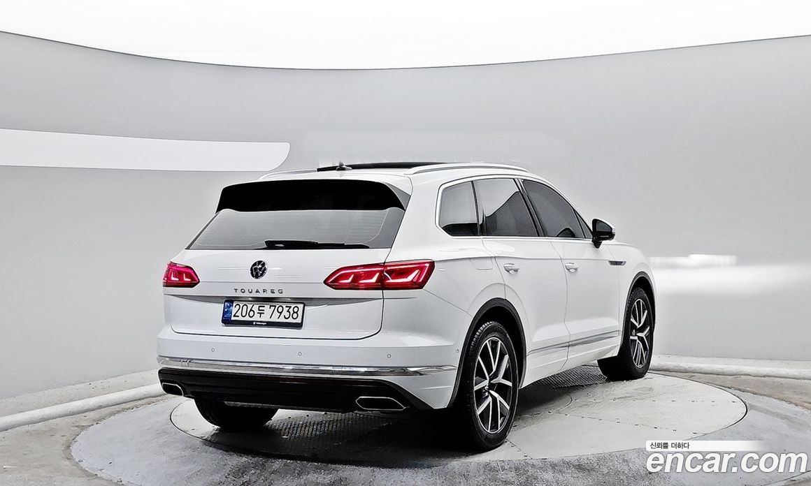 Volkswagen Touareg 3rd Gen фото 4