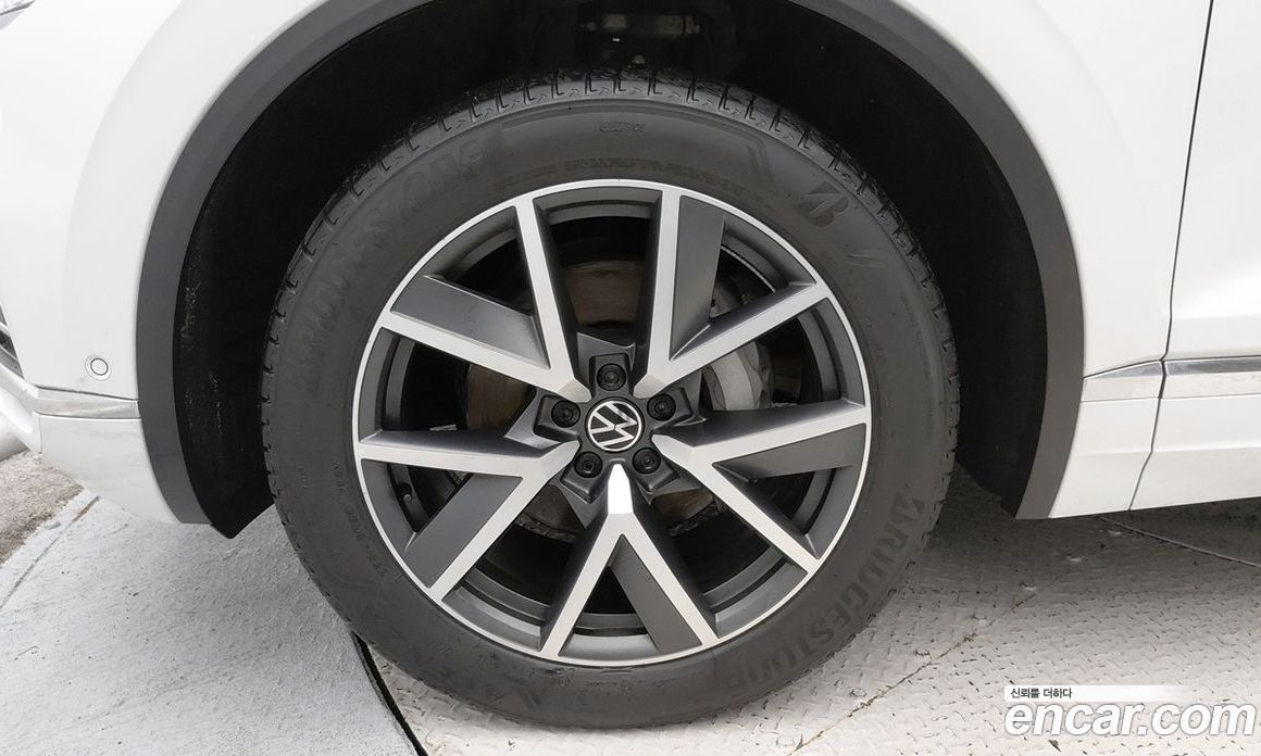Volkswagen Touareg 3rd Gen фото 5