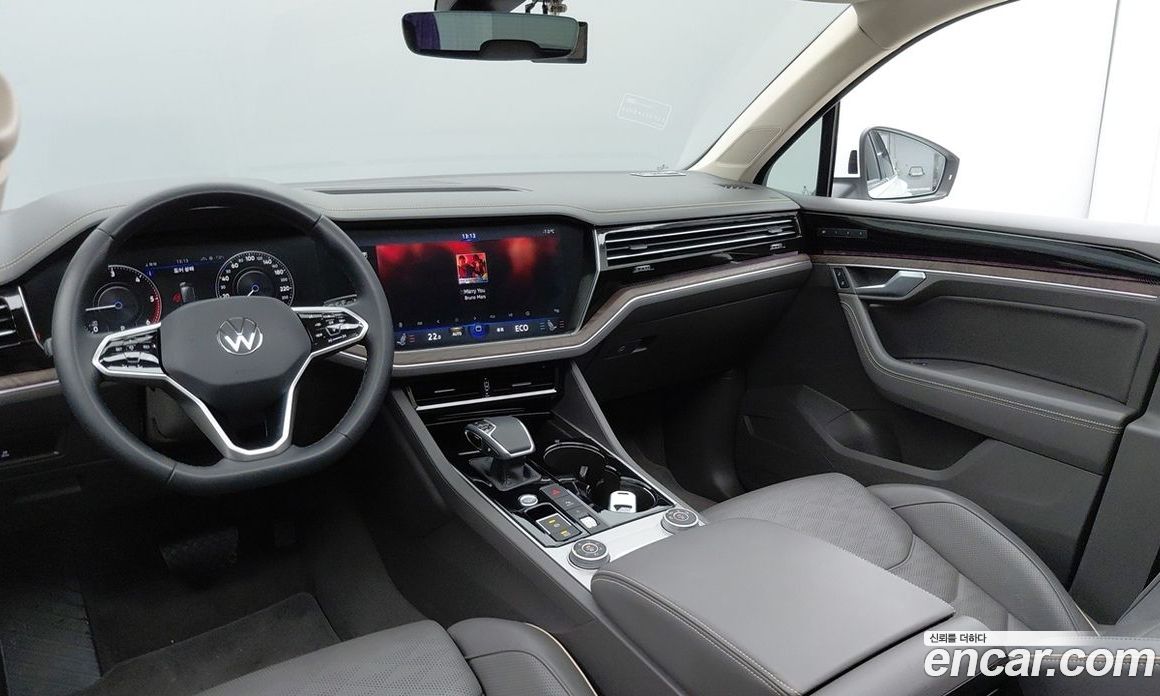Volkswagen Touareg 3rd Gen фото 7