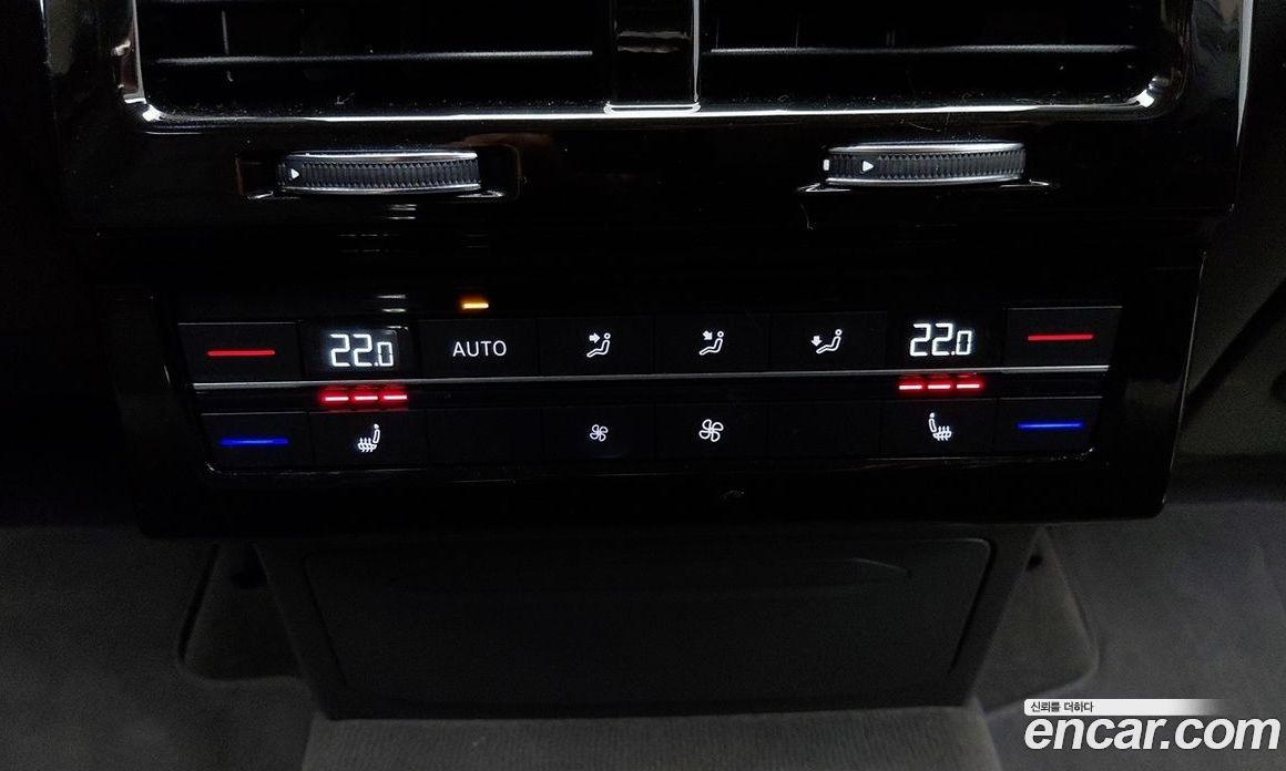 Volkswagen Touareg 3rd Gen фото 18