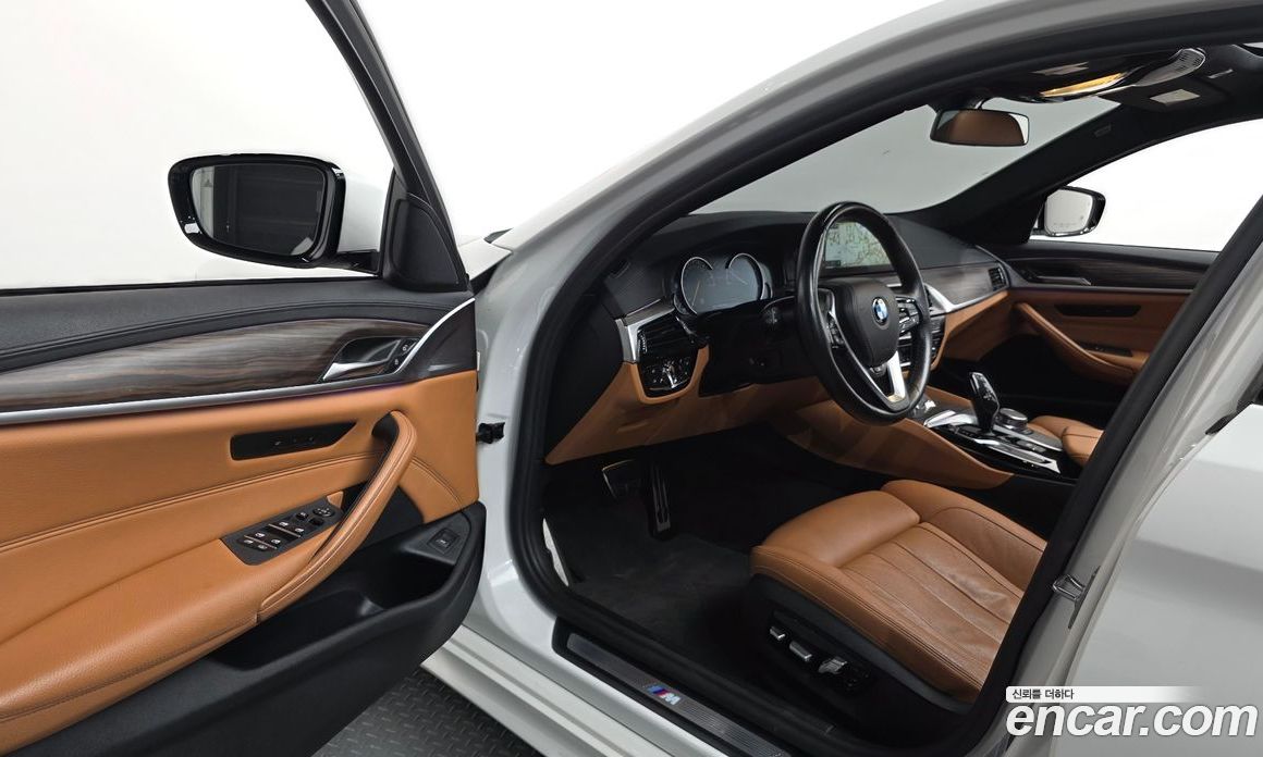 BMW 5-Series (G30) фото 10