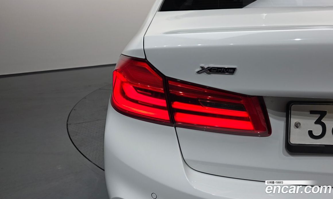 BMW 5-Series (G30) фото 23