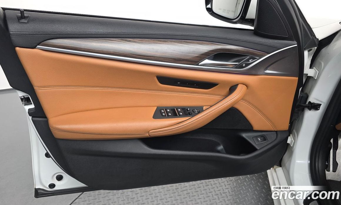 BMW 5-Series (G30) фото 24