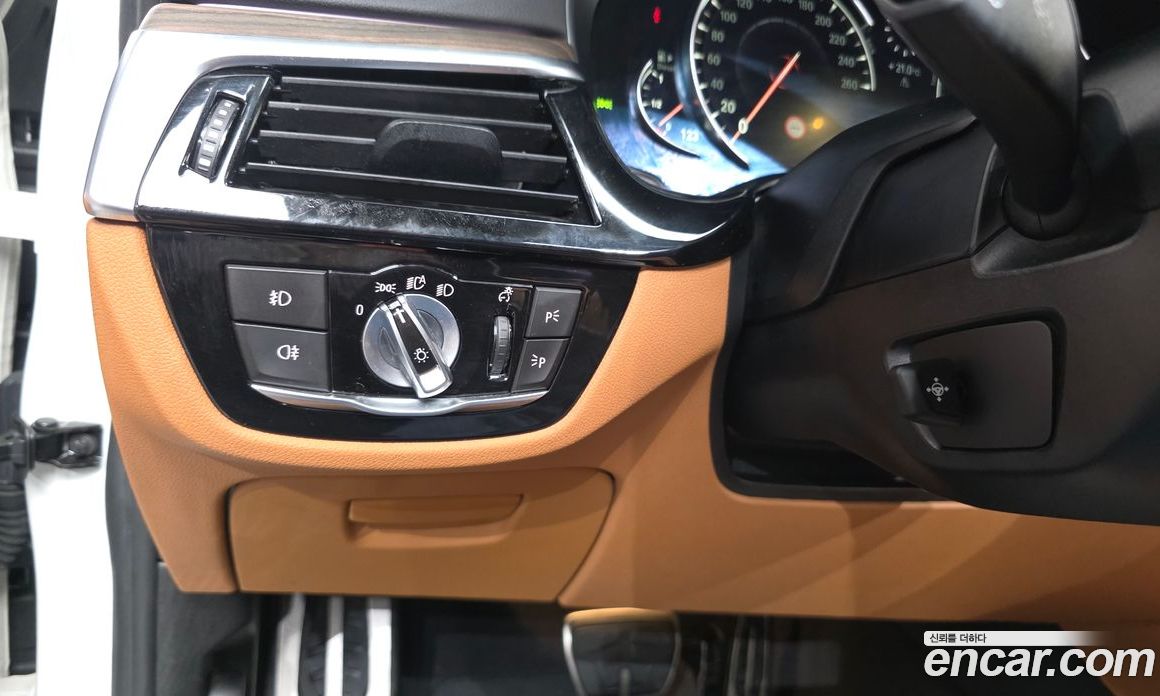 BMW 5-Series (G30) фото 40