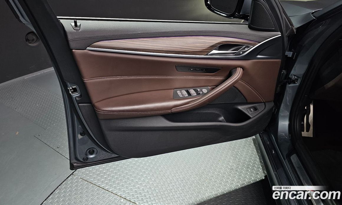 BMW 5-Series (G30) фото 23