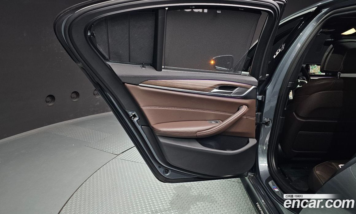 BMW 5-Series (G30) фото 24
