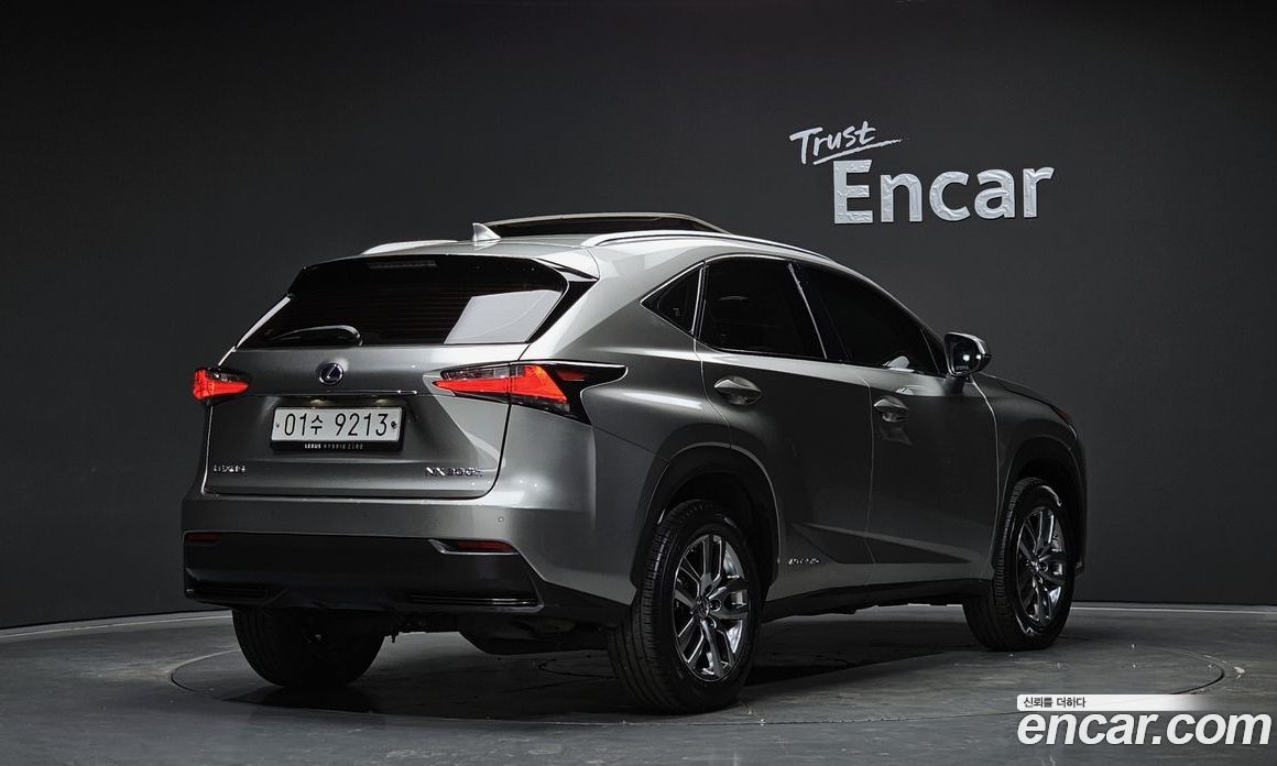 Lexus NX300h фото 2