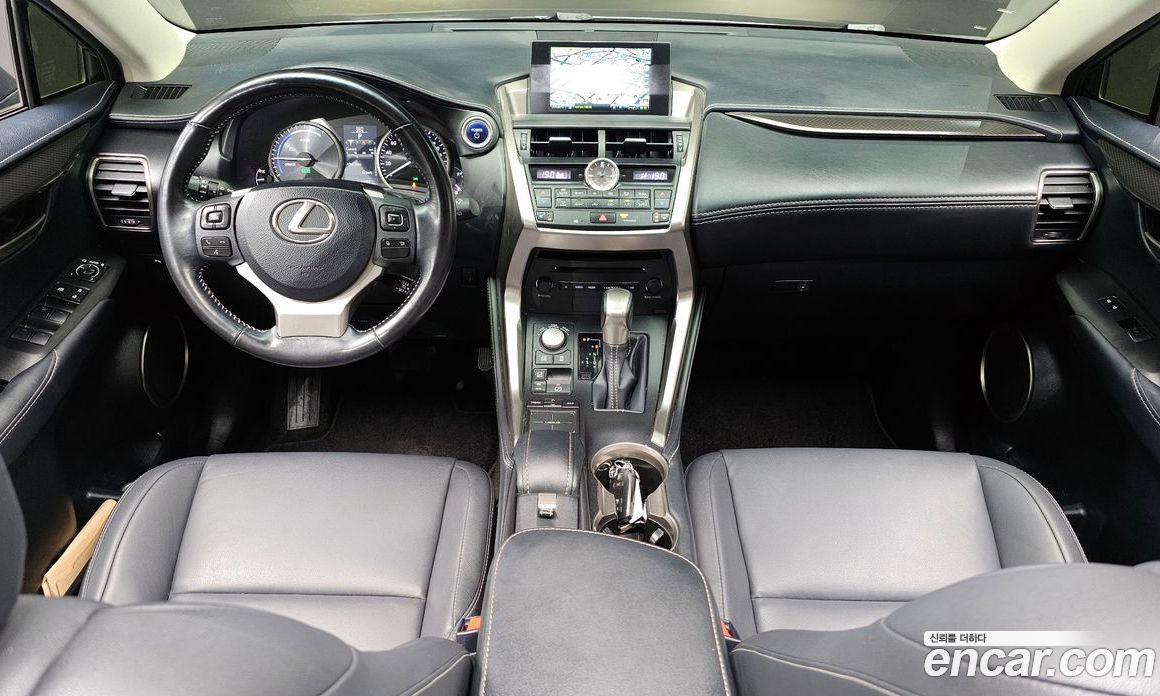 Lexus NX300h фото 7