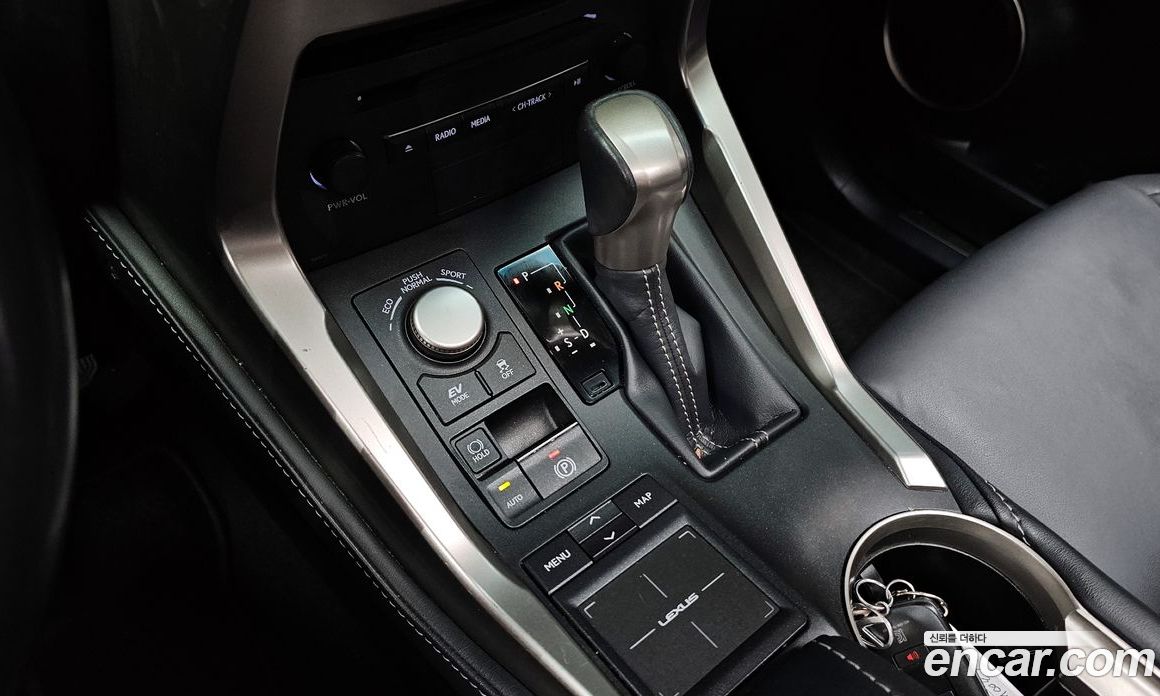 Lexus NX300h фото 9