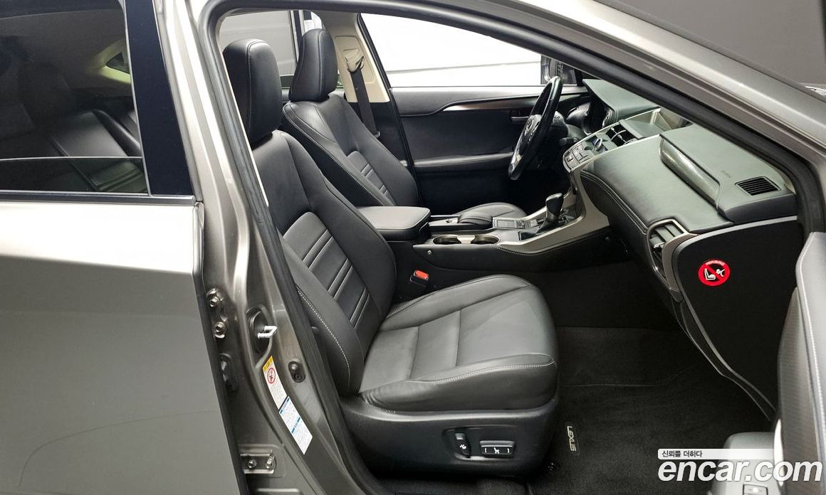 Lexus NX300h фото 10