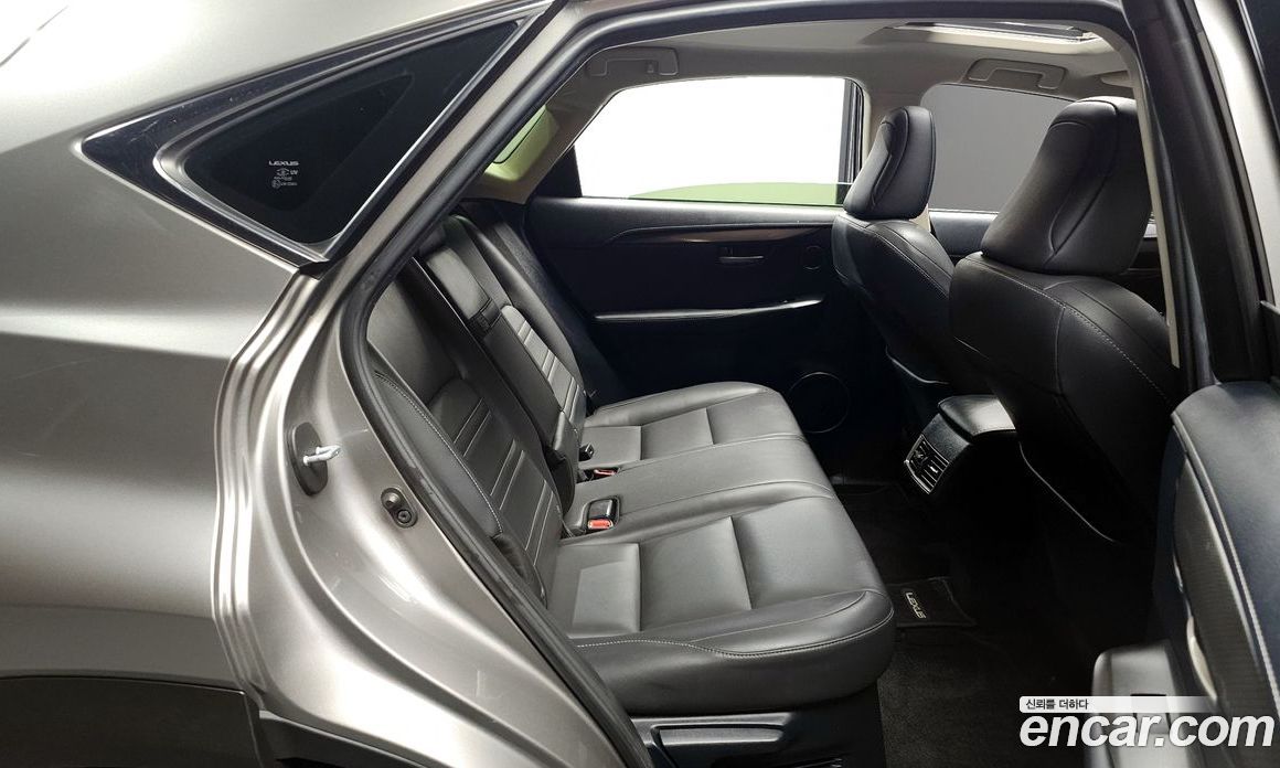 Lexus NX300h фото 11