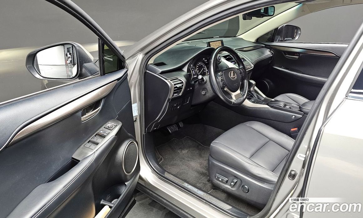 Lexus NX300h фото 12