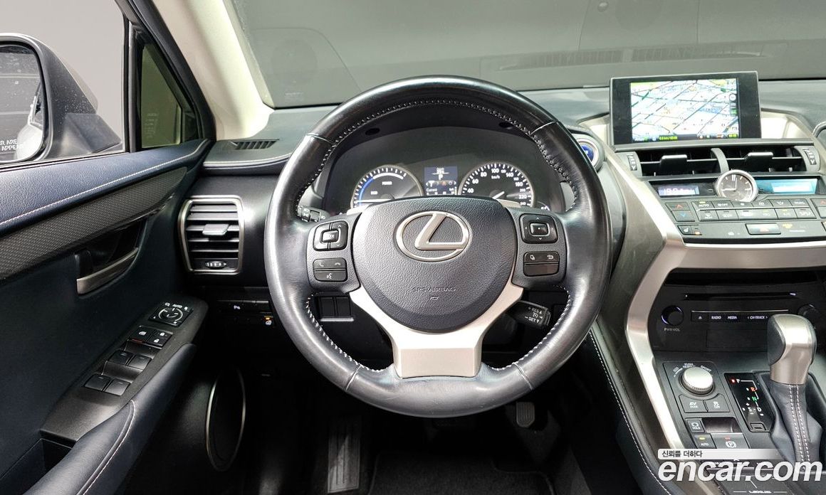 Lexus NX300h фото 13