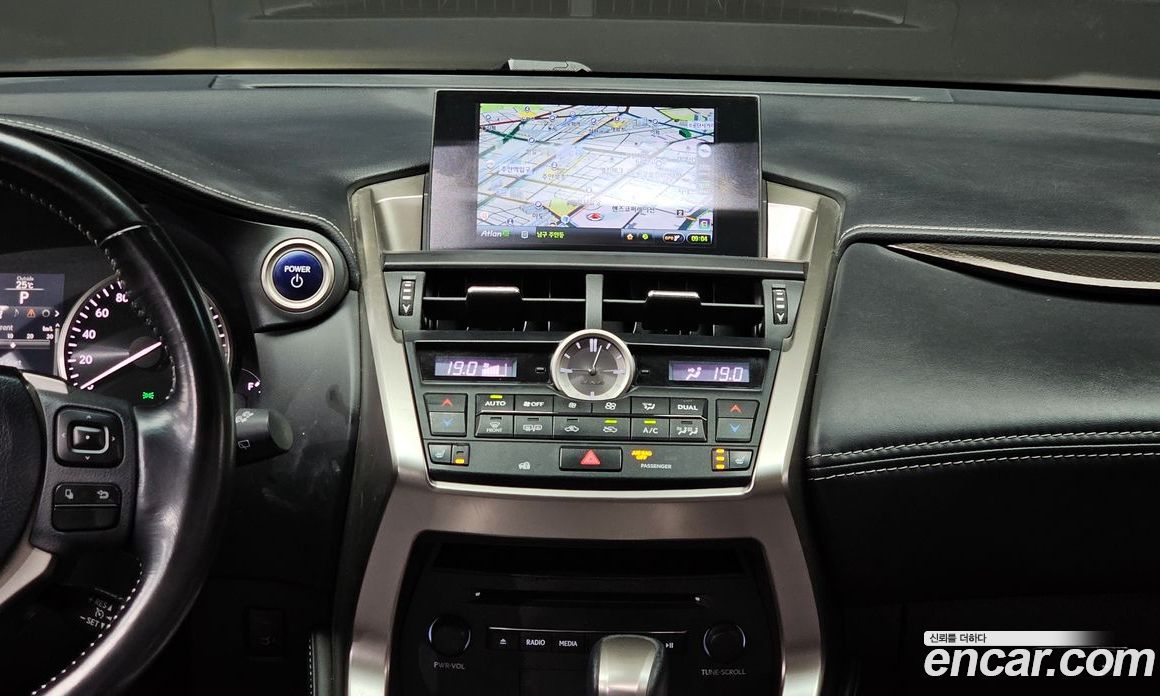 Lexus NX300h фото 14