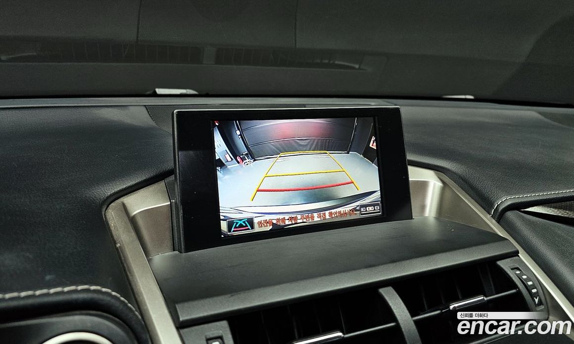 Lexus NX300h фото 15