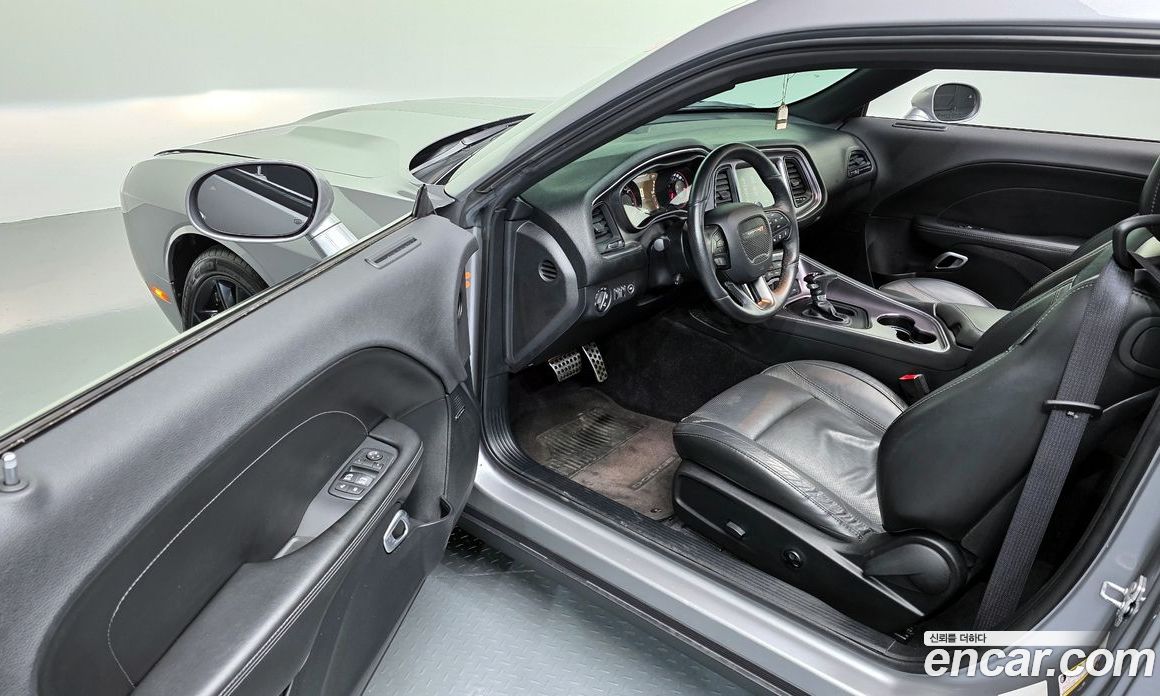 Dodge Challenger фото 10