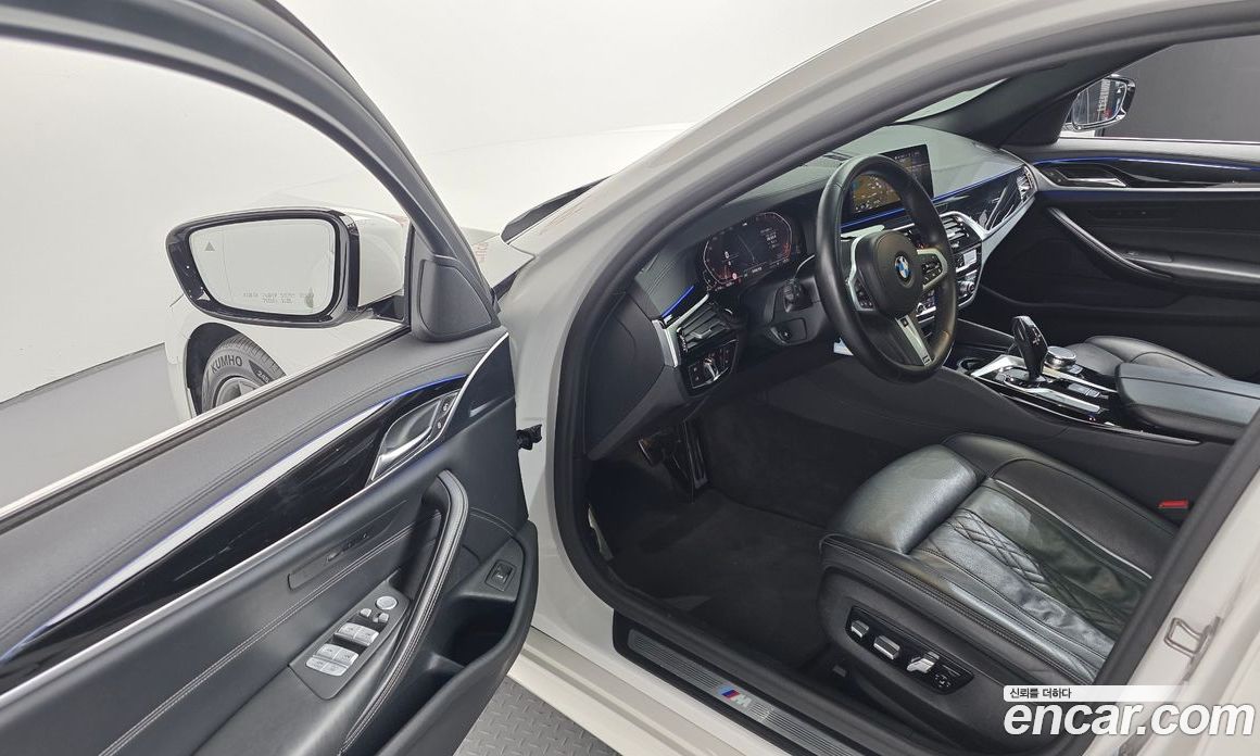 BMW 5-Series (G30) фото 13