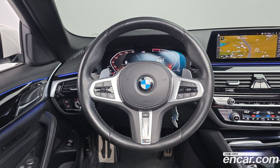 BMW 5-Series (G30) фото 14