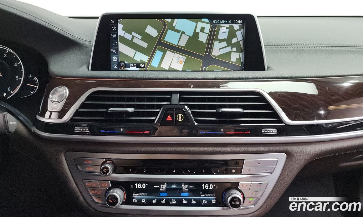 BMW 7-Series (G11) фото 12