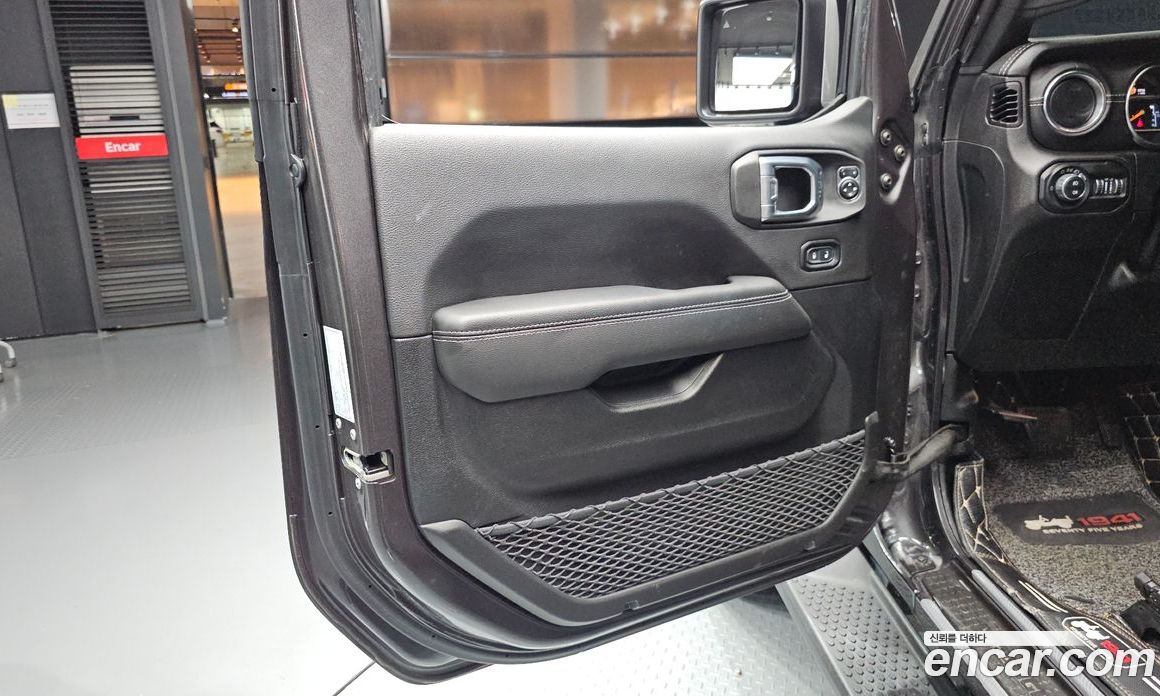 Jeep Wrangler (JL) фото 24