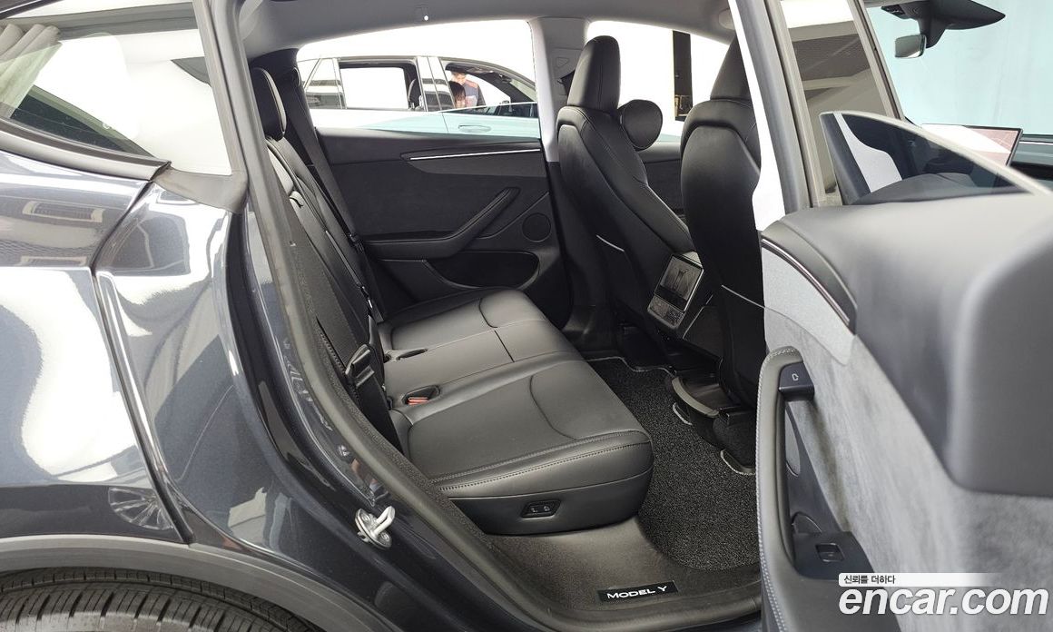 Tesla Model Y фото 12