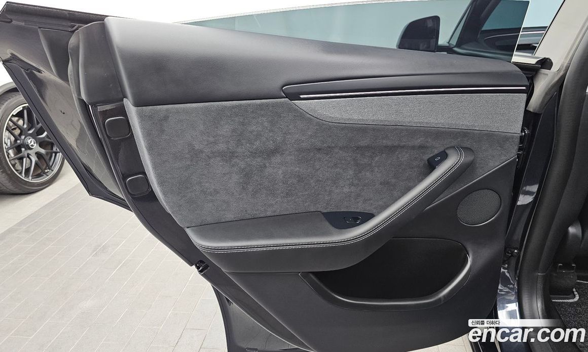 Tesla Model Y фото 25