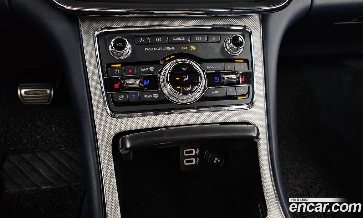 Lincoln Continental 10th Gen фото 31