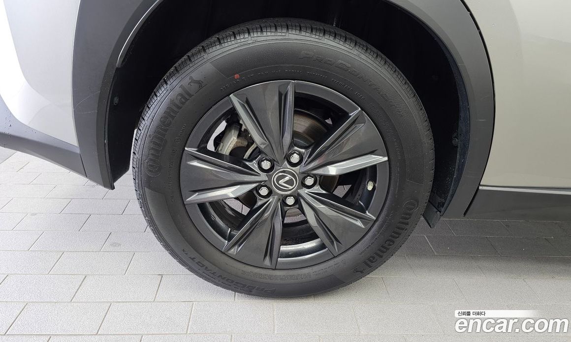 Lexus UX250h фото 5
