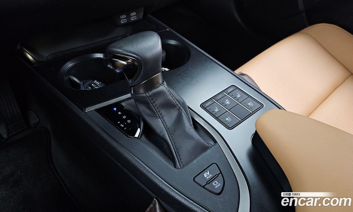 Lexus UX250h фото 9