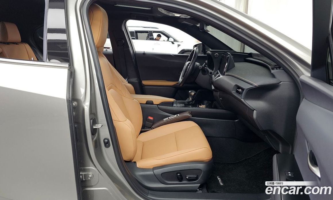 Lexus UX250h фото 11