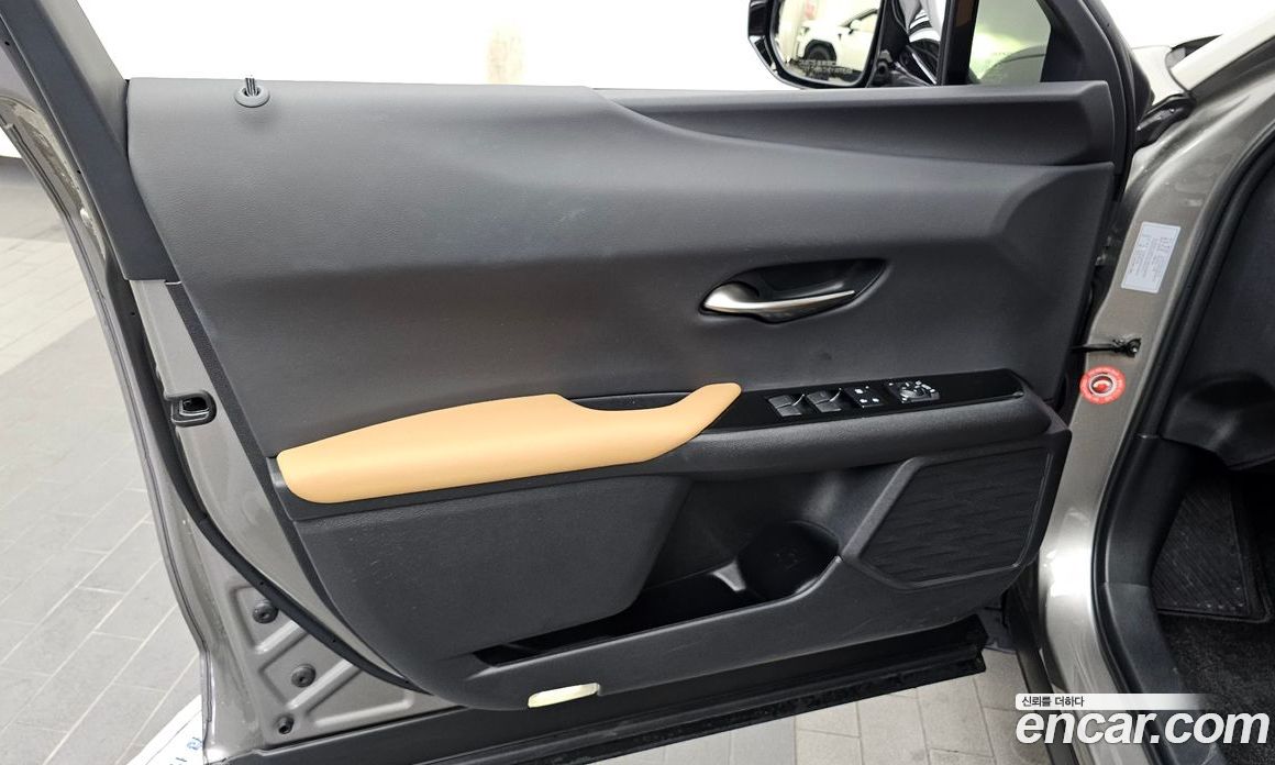 Lexus UX250h фото 24