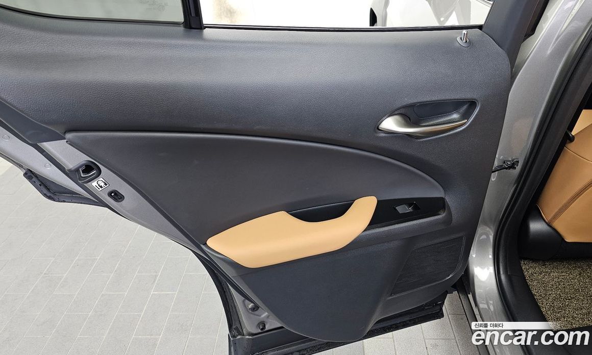 Lexus UX250h фото 25