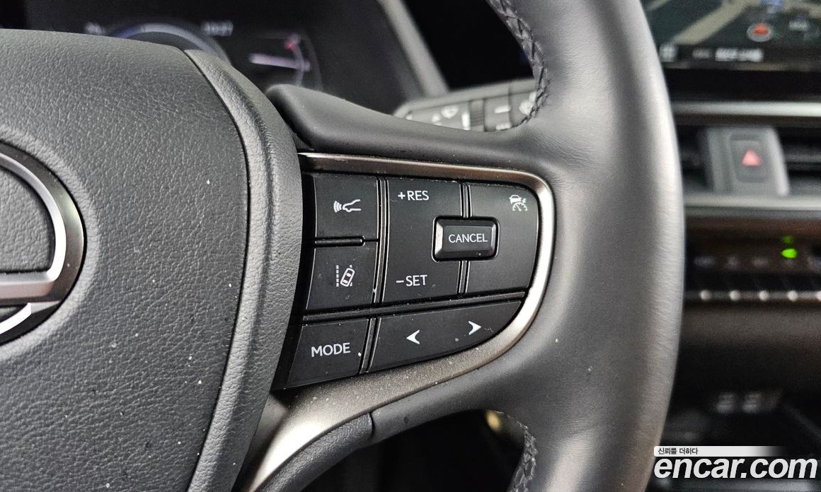 Lexus UX250h фото 27