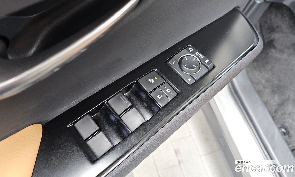 Lexus UX250h фото 30