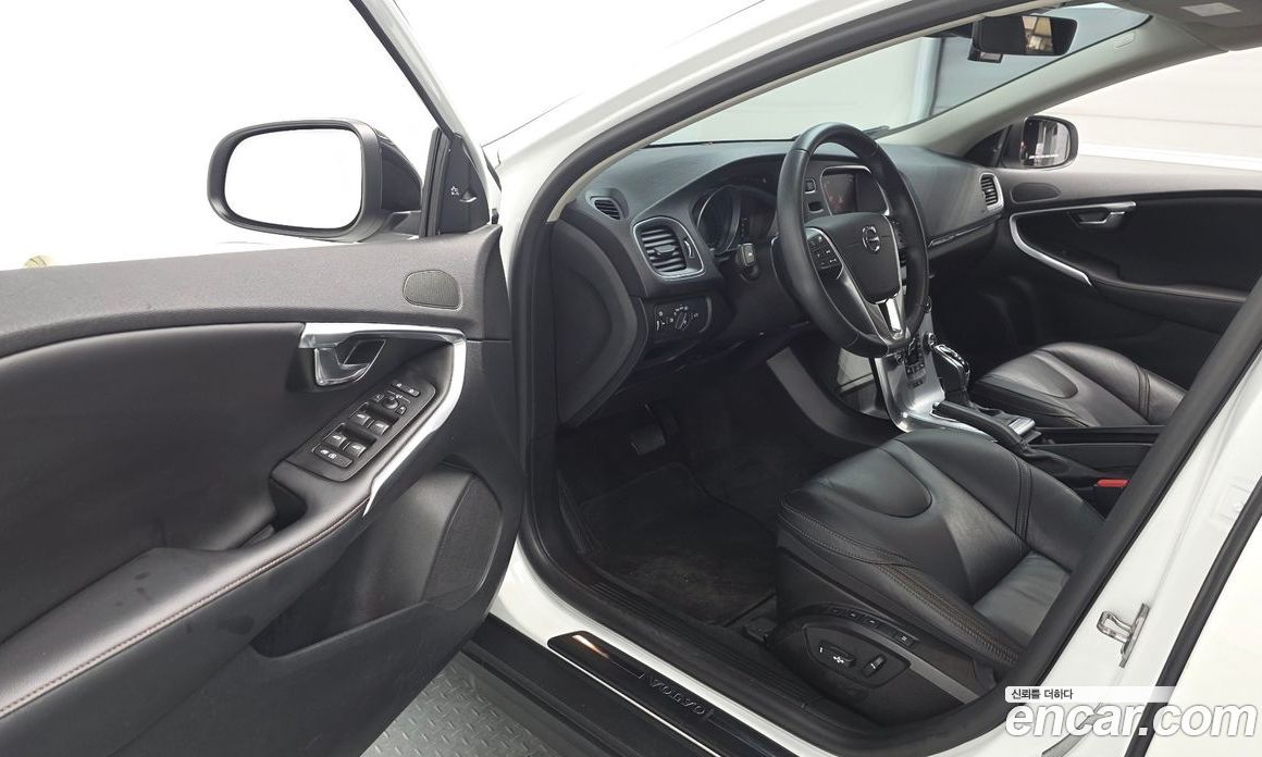 Volvo V40 Cross-country фото 10